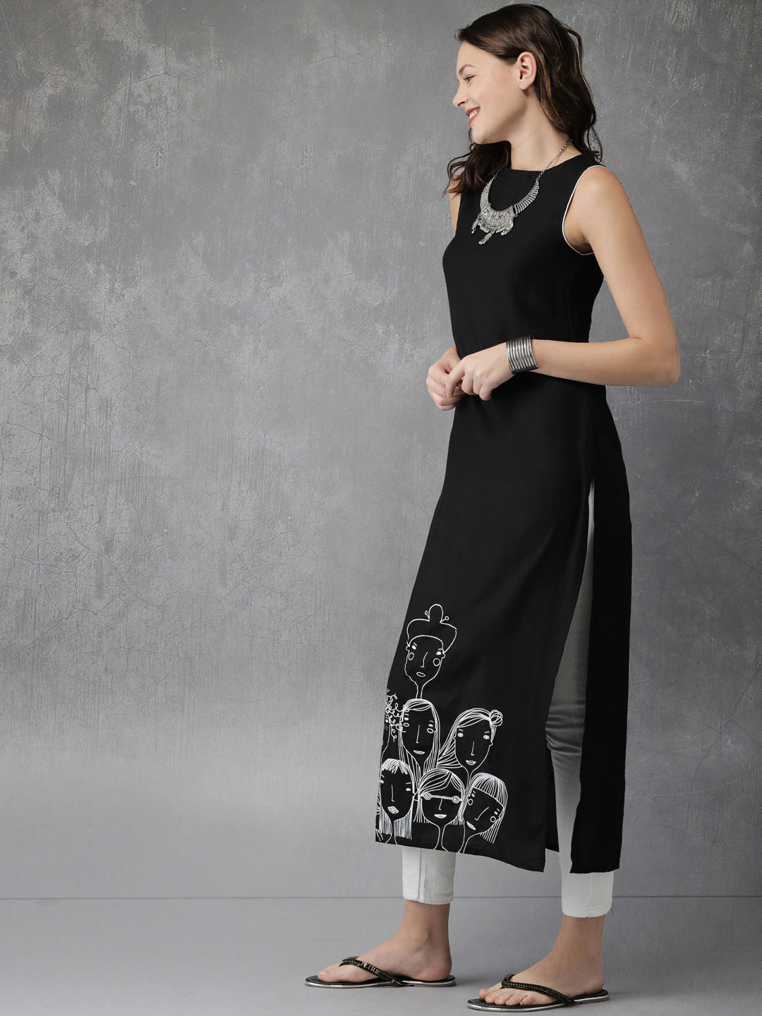 Women black and white print sleeveless kurta